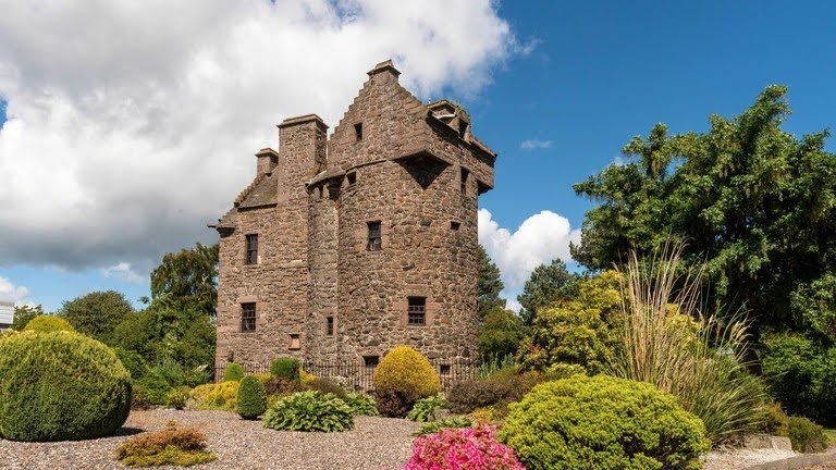 Claypotts Castle
