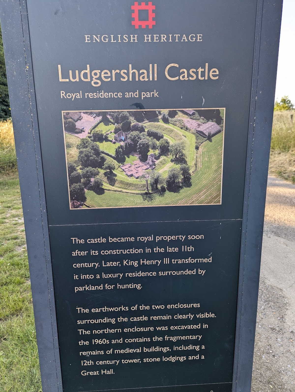 Ludgershall Castle and Cross, further view