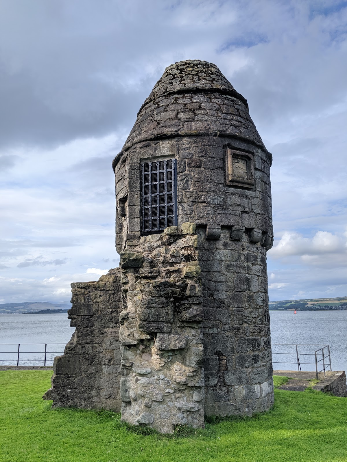 Newark Castle, further view